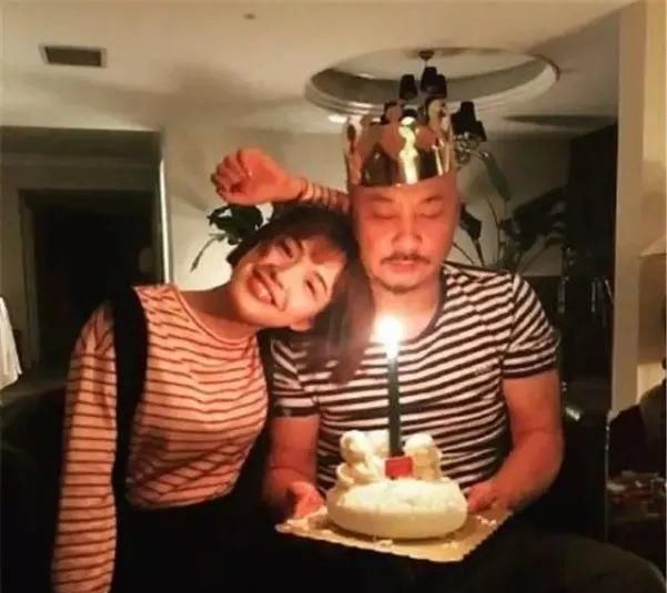  绮又|和余男相恋10年，娶张雨绮又离婚的他，如今55岁又恋上27岁网红？