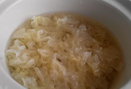  食材|干燥秋季，我家每天喝莲子雪梨汤，清甜润嗓，1天喝1碗特舒服