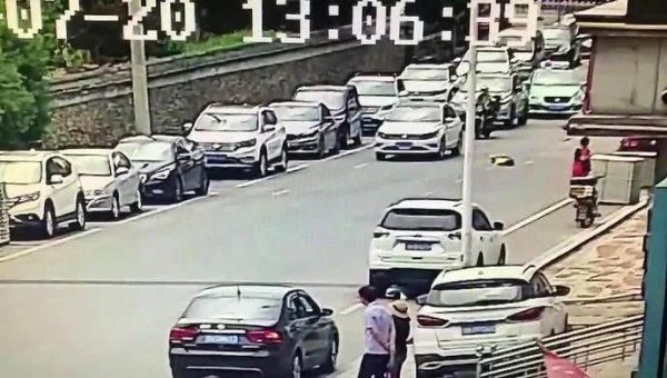  车辆|一老一小惊险！6岁女童无人看护横穿马路与车辆相撞