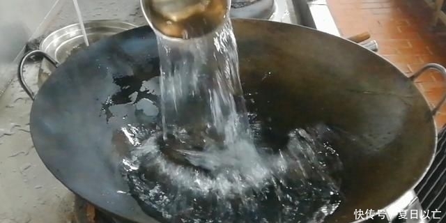 香菇|淮扬菜大厨改良员工餐将香菇烧鸡这么做,鲜香微辣,开胃下饭