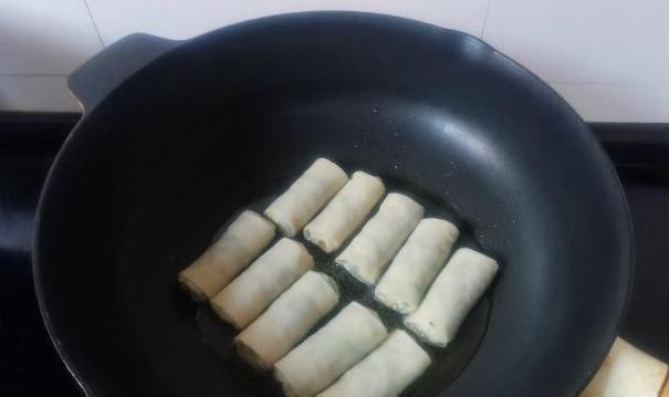  吃法|饺子皮新吃法，卷一卷煎3分钟，又脆又香，我家最近早餐离不开它