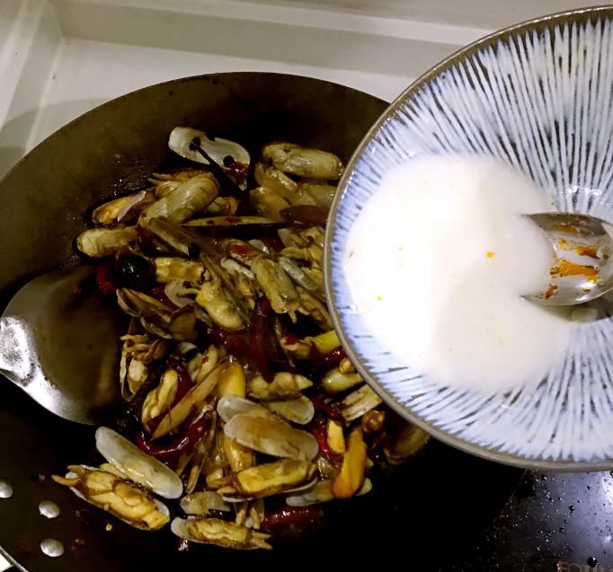  寒凉|蛏子寒凉吃错了伤脾胃，跟我学着做，不仅美味还养生，香辣咸香