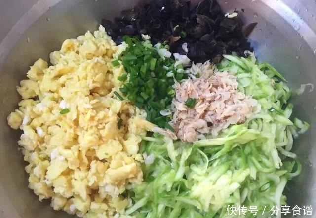  好吃|西葫芦馅饼这样做，柔软又有嚼劲，比炒着吃好吃多了