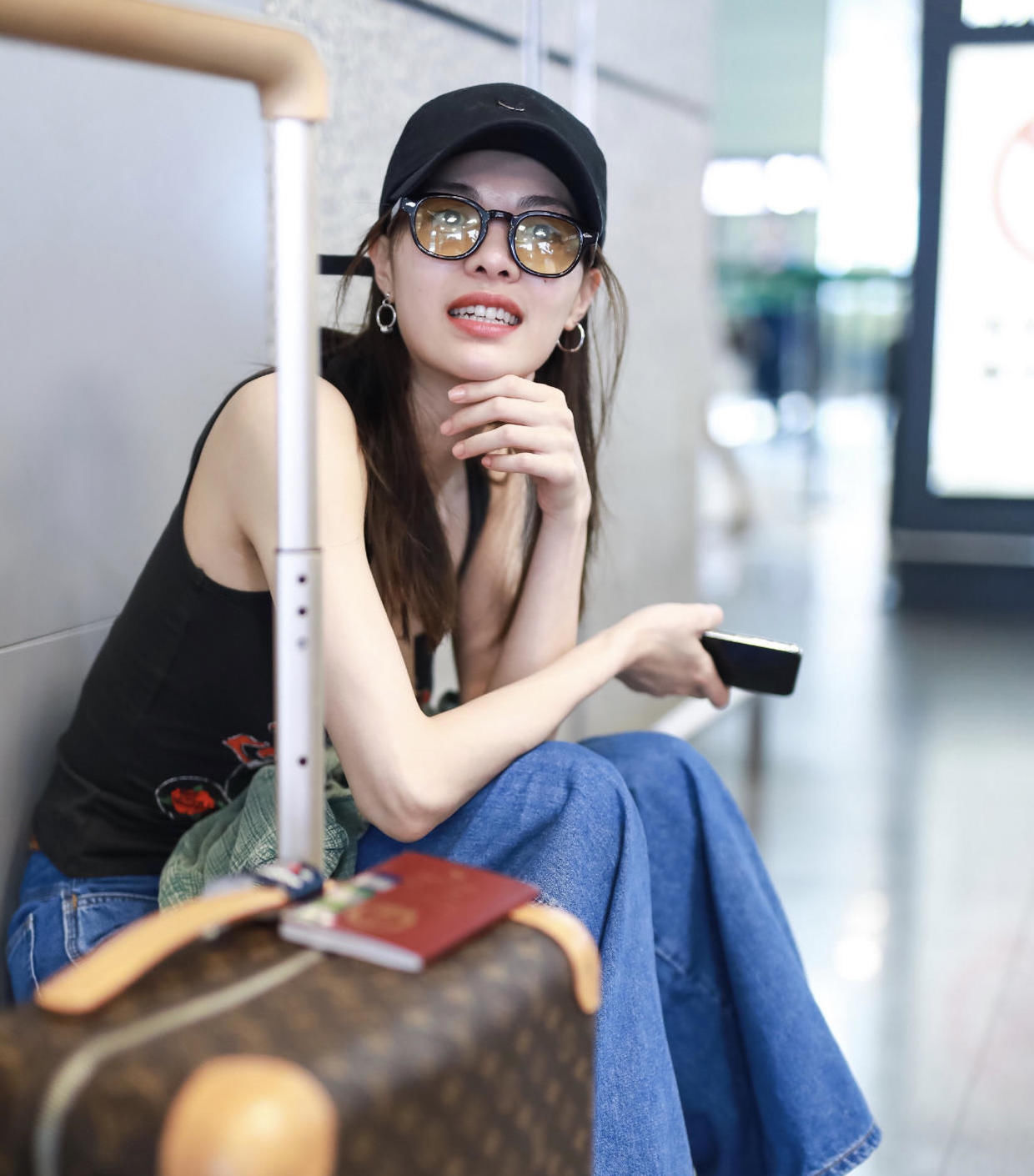  时髦|钟楚曦真是个“时髦精”，黑色吊带配阔腿裤洒脱不羁，御姐范十足