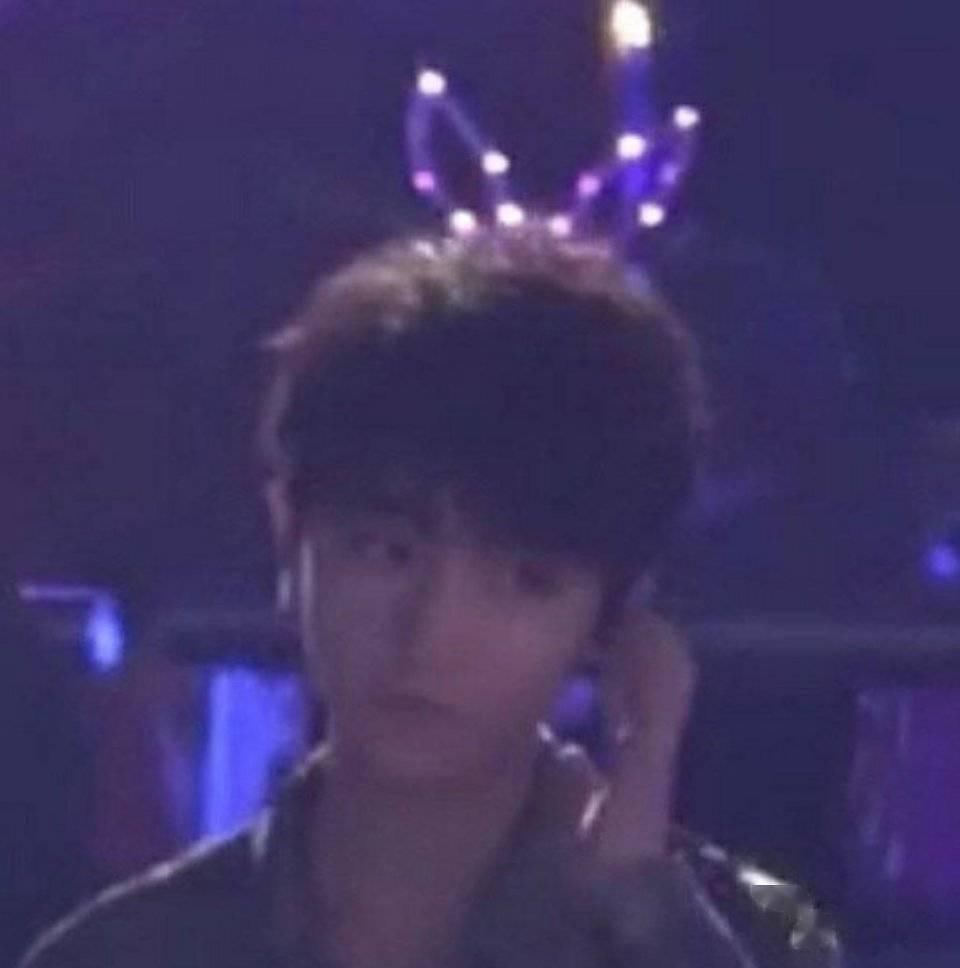  头饰|王俊凯的可爱错位图系列 小凯的花样头饰