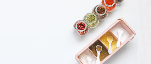  当做|这道菜农村的人喂猪吃，城里的人却当做宝，多吃对身体好处多多