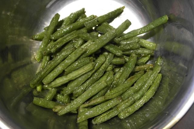 季豆段|夏季此菜正当季,我家隔三差五吃一次,生津解暑,增强免疫力