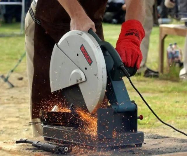 保险|女子为骗保险自残；故意锯断自己的手；骗保800万恐被关2年