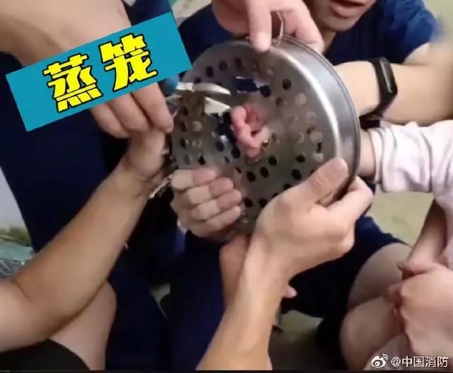  候车|又有孩子被卡住了！这次是火车站候车椅缝隙