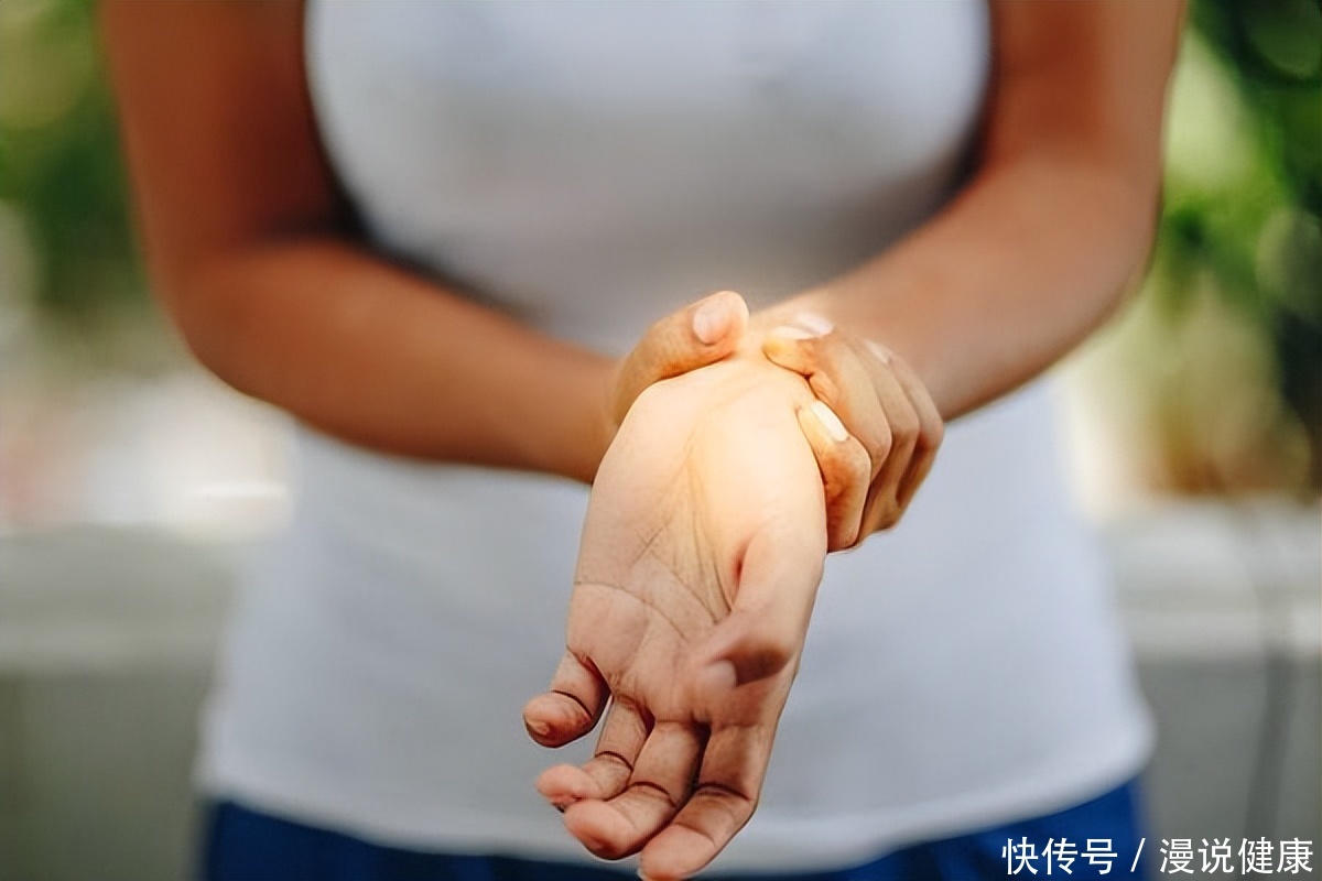 躺着玩手机手麻是什么原因和征兆(长时间玩手机，突然感到手麻？可别小觑，很可能会引发一种疾病)