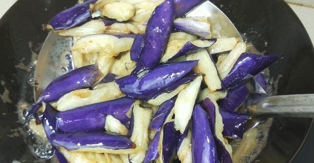 成本|茄子最好吃的做法,6元成本10分钟上桌,很多人没有吃过,太香了