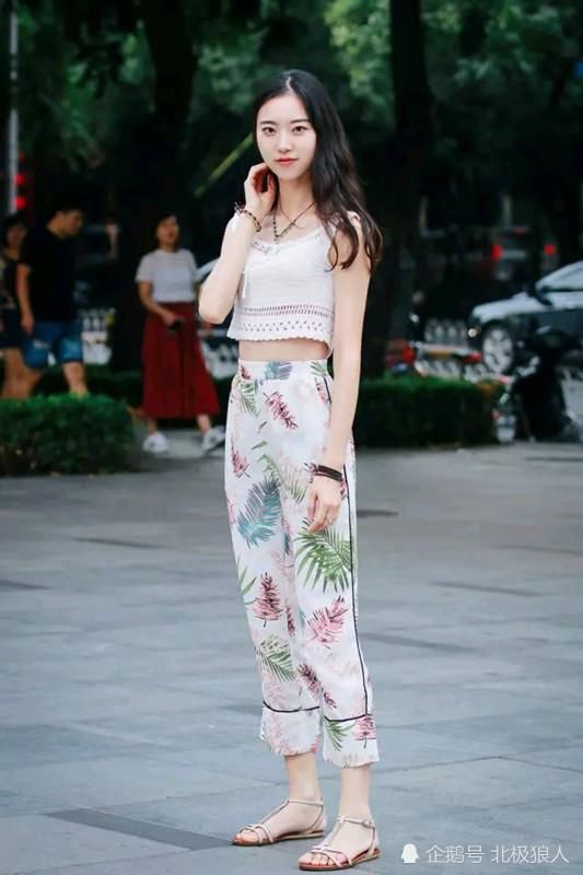  让自己的美丽简单而|清凉时尚的小姐姐，休闲凉鞋秀出动人身姿，让美丽简单而不平凡