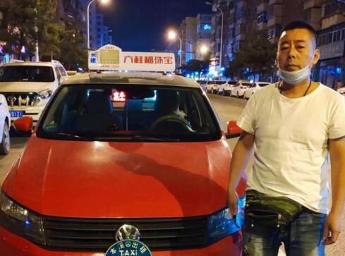  照片|的哥送来准考证 民警打近百个电话找主人