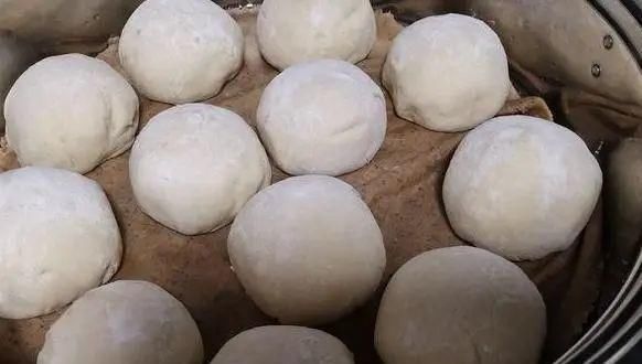 最忌|蒸馒头,最忌和面时直接加酵母,发面慢不均匀,教你正确做法