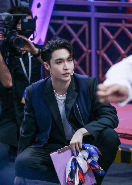 跺出|张艺兴练舞有多拼,把地板跺出坑,比学员还拼命的导师长见识了