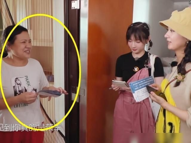  赵丽颖|李浩菲问客人：你认识赵丽颖吧？得到否定答案，颖宝反应暴露素养