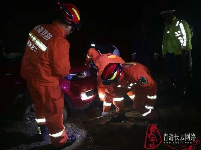  车辆|雨夜两车陷入泥坑无法脱困，玉树消防冒雨救援