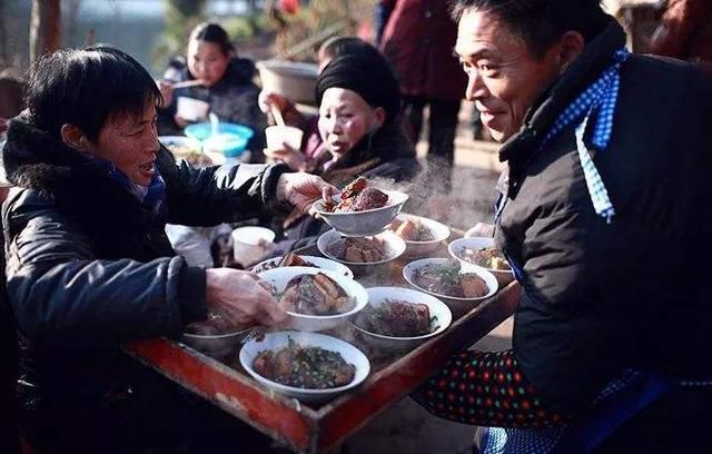  农村|农村宴席上，厨师用塑料薄膜蒸菜，你敢吃吗？对此你怎么看？