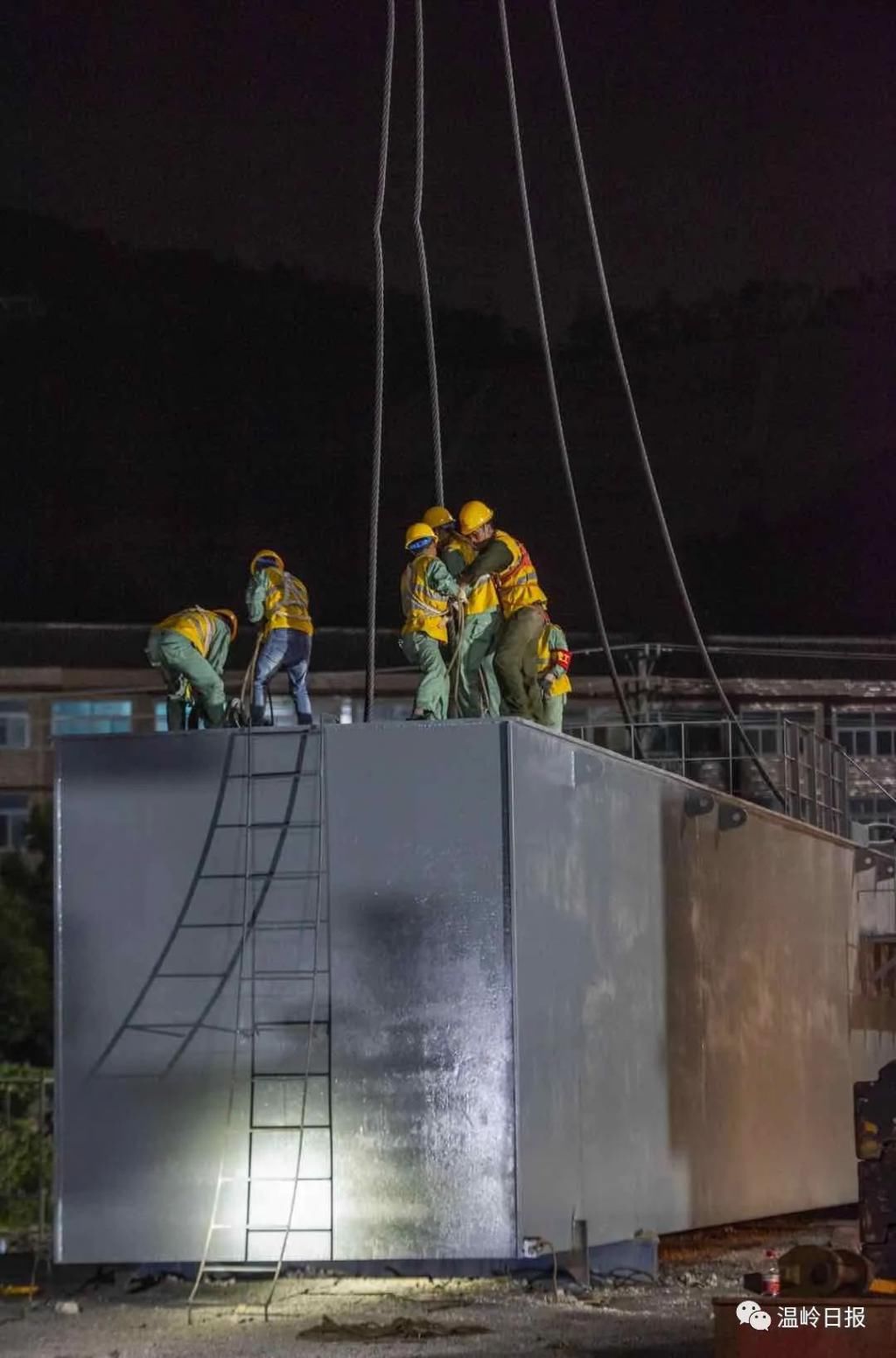 顺利完成|凌晨传来好消息！杭绍台铁路跨甬台温铁路首片钢横梁顺利完成架设