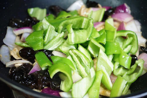 清爽|小炒肉不油腻更清爽的做法,试试加入紫洋葱,网友:这就是我的菜