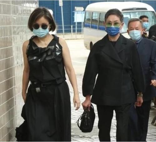  身材|施南生送别赌王，一头短发穿素衣69岁身材风韵犹存，奶奶变阿姨了