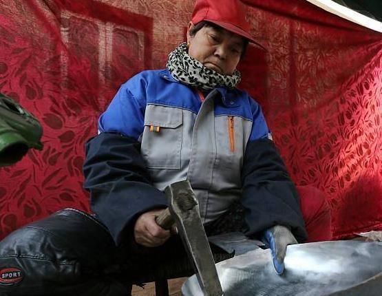 不粘锅|农村“土不粘锅”,靠电视一炮走红一锅难求,如今100一个没人要