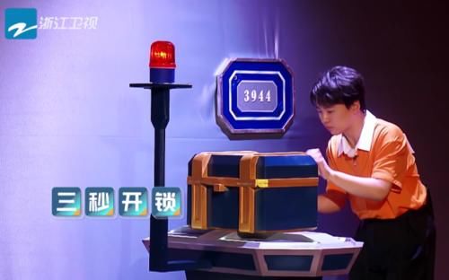  大笑|郭麒麟又被围攻撕名牌，女孩子们都在大笑，只有baby的反应最暖心