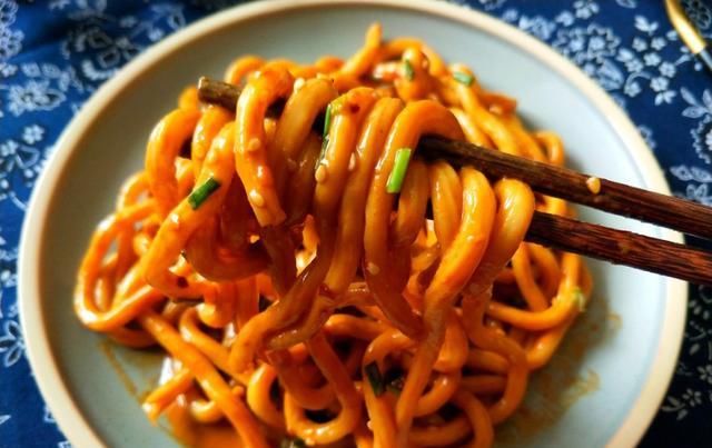  麻酱中|土豆粉里加点这个佐料，好吃到舔盘！孩子说他还可以再吃一碗