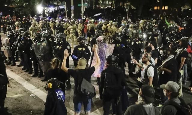 火光冲天|美国多地再发暴乱,5000抗议者冲破法院围栏,火光冲天