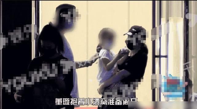  媒体拍到|董璇又有新恋情？和前夫同框一个照面都不打，抱着女儿离去
