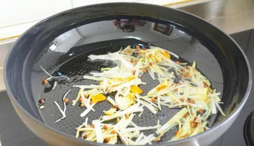  不粘锅|带鱼怎么除腥味？原来这么简单，不腥不破皮还不粘锅