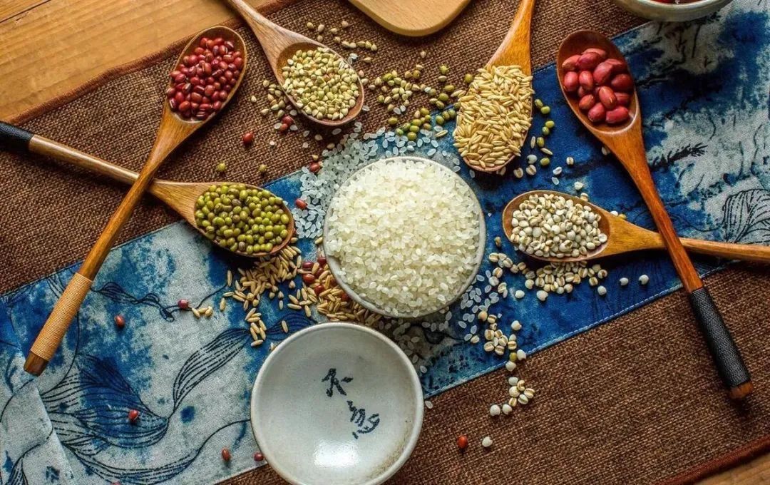 秋天吃什么粥健脾养胃去火(秋天要多给家人吃这3碗粥，祛湿健脾，增强抵抗力，不懂吃就亏了)