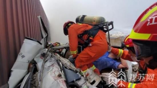  追尾|苏州多车追尾致一辆30吨润滑油罐车起火