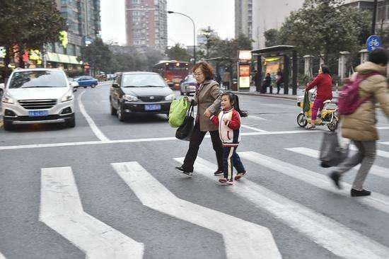  弱势群体|老人闯红灯被撞，交警判老人全责，家属抗议：我们是弱势群体