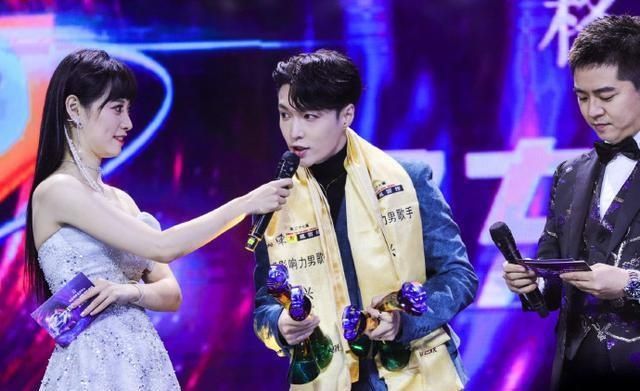 歌手|东方风云榜音乐盛典，几位歌手奖牌拿到手软，再多就真的拿不下了