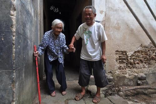 照顾|老人杀害老伴后自杀身亡？老有所养不能是空谈，要学会照顾老人！