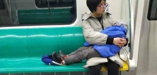 未来|地铁上的一张照片，引众人点赞：你的教养决定孩子未来的高度