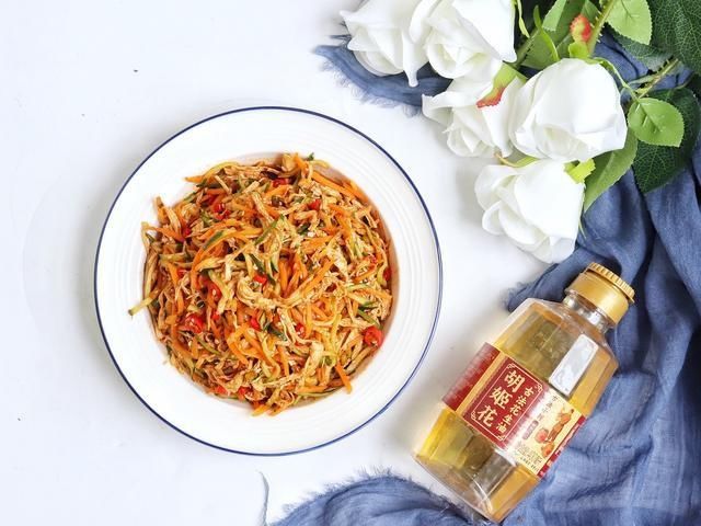 爽口|鸡胸肉这样凉拌才好吃,酸辣爽口,丝丝入味,做法还特简单