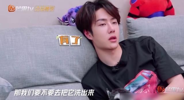 洗照片|王一博开车带卷卷洗照片,网友表示开车的王一博好帅啊