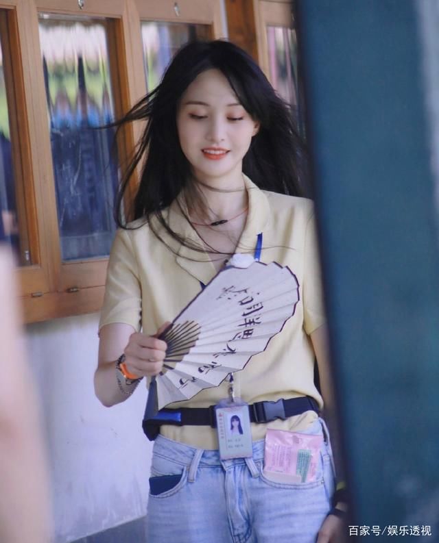  手机|郑爽手机掉湖里了,反应过于真实戳中笑点,与王鹤棣对话引大笑