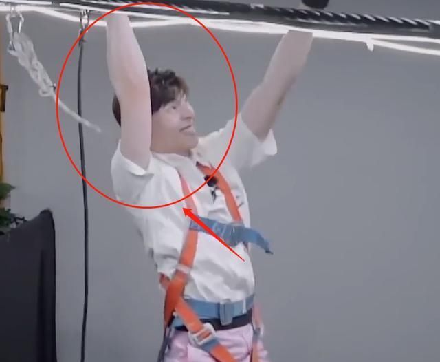 台本|邓伦节目悬空过高空索道,看清他手臂的肌肉状态,有无台本很显然