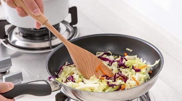  炒菜|炒菜时致癌的四种坏习惯，为了家庭的健康，家里大厨快看一看