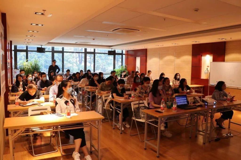 静安区|人才引进落户、居转户……你关心的这些问题，他们直接进园区来解答啦~