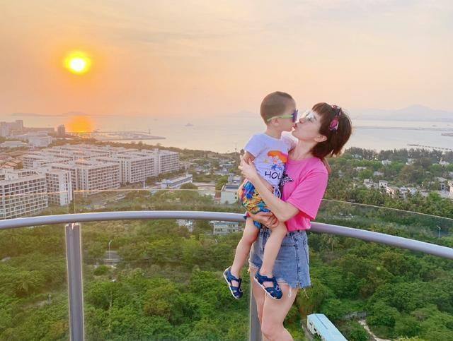 假小子|45岁金巧巧为女儿庆生,“假小子”女儿腿长如巧姐,基因真香了