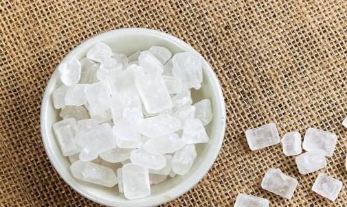  颜色不同|同样是冰糖，黄冰糖和白冰糖有什么不同？了解清楚后别再乱买了