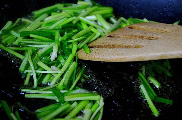  饭店|炒粉条时，不要泡软就下锅炒，学会大厨这1招，粉条劲道又入味