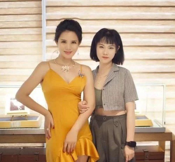  丁丁|《丁丁下午茶》菁英人物全新启动 情感心理学主持人丁晴养眼亮相