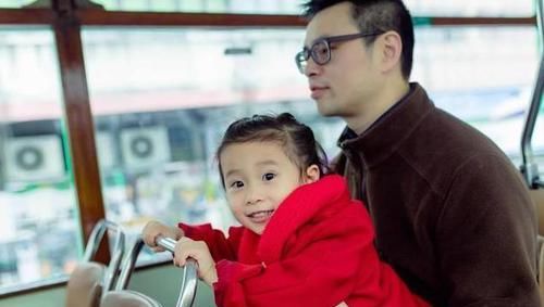  爸爸|爸爸睡觉太香甜，宝宝饿了1小时，又踹又打，最后使出绝招才叫醒