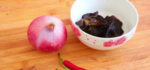  做法|洋葱拌木耳的家常做法，简单又美味，特别爽口