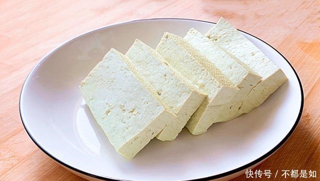 好看|大厨教你煎豆腐,多加“1步”,不粘锅不糊底,色泽好看味道香